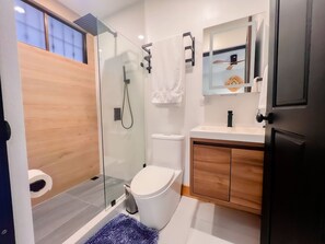 Comfort Quadruple Room, 2 Double Beds, Garden View | Bathroom - Arenal Palms Hot Springs (San Ramón)