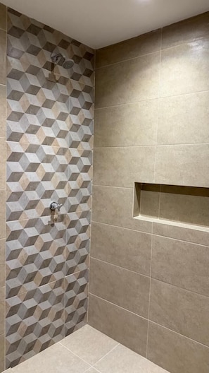 Shower, towels, soap, toilet paper - ARCADIA HOTEL (Cartagena)