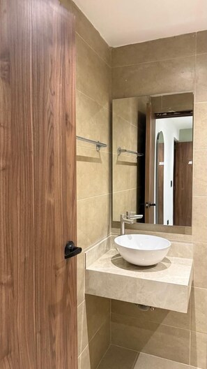 Regadera, toallas, jabón, papel de baño 