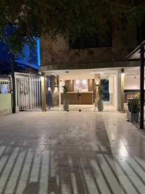 Vista frontal de la propiedad