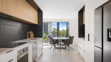 Een koelkast, een magnetron, een oven, een kookplaat