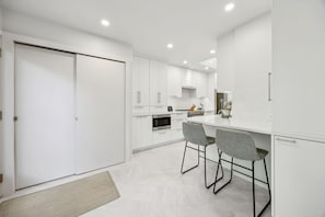 Réfrigérateur, four à micro-ondes, un four, surface de cuisson