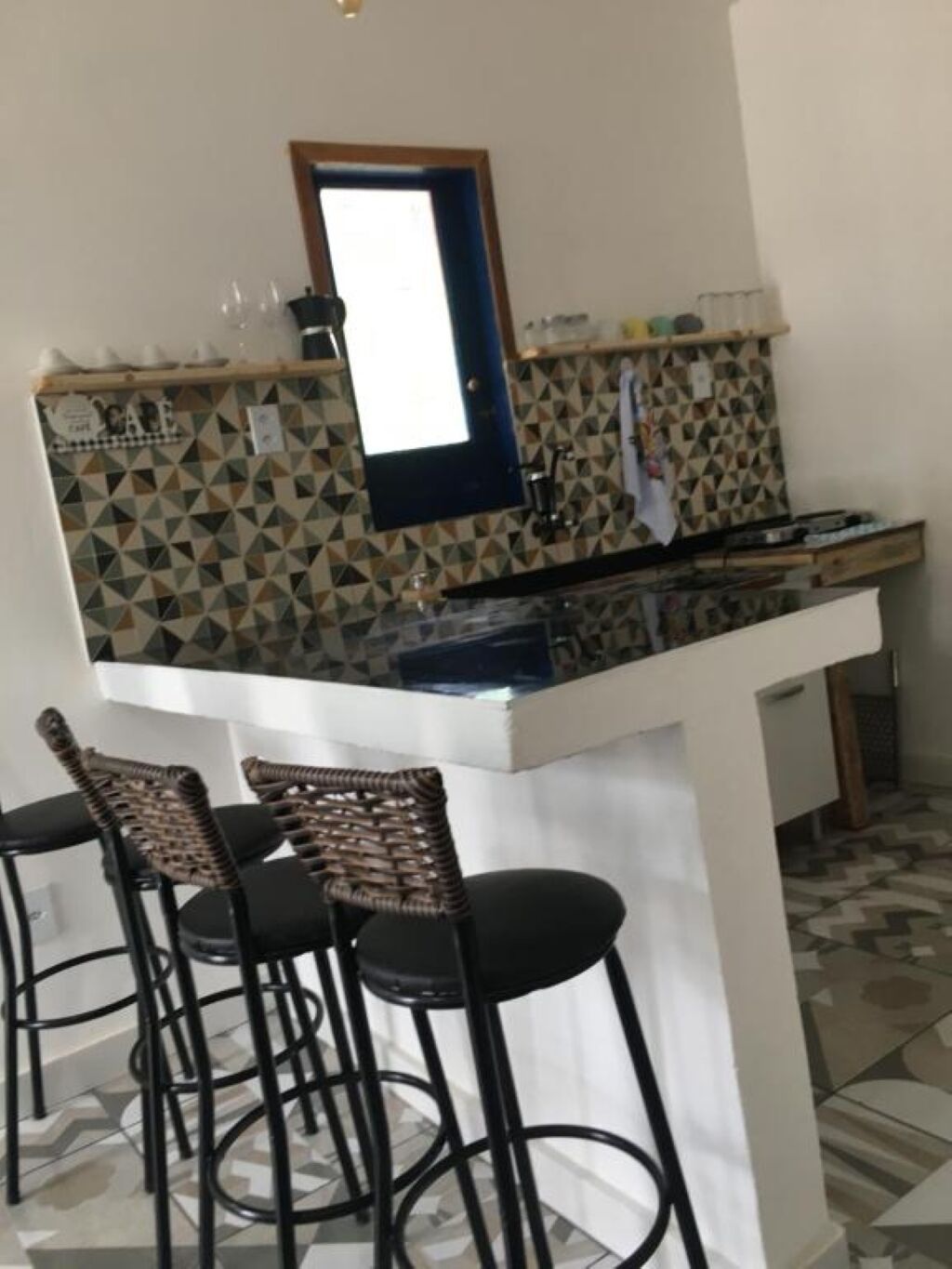 Frigorifero, piano cottura, frullatore, pentole/stoviglie/utensili