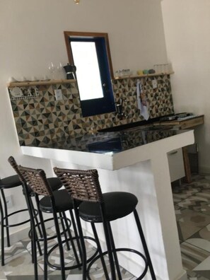 Refrigerador, parrilla de estufa, licuadora y utensilios de cocina 
