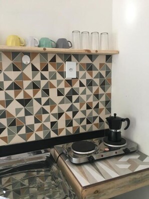 Refrigerador, parrilla de estufa, licuadora y utensilios de cocina