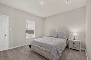 4 bedrooms, iron/ironing board, WiFi