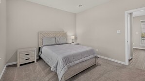 4 bedrooms, iron/ironing board, WiFi - Modern Home on the Texas Prairie (Gainesville)