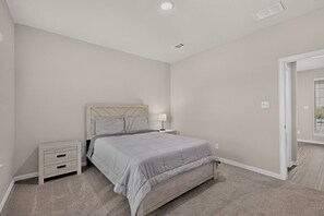 4 bedrooms, iron/ironing board, WiFi - Modern Home on the Texas Prairie (Gainesville)