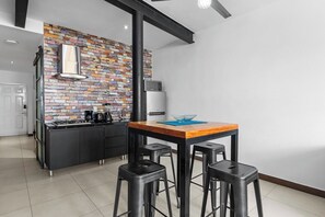 Réfrigérateur, four à micro-ondes, surface de cuisson, cafetière-théière