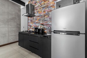 Jääkaappi, mikroaaltouuni, liesi, kahvin-/teenkeitin