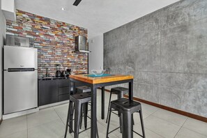 Jääkaappi, mikroaaltouuni, liesi, kahvin-/teenkeitin