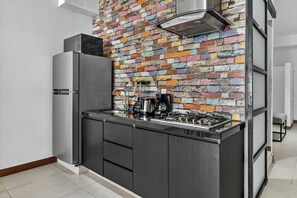 Jääkaappi, mikroaaltouuni, liesi, kahvin-/teenkeitin