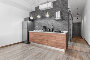 Kühlschrank, Mikrowelle, Herdplatte, Wasserkocher mit Kaffee-/Teezubehör