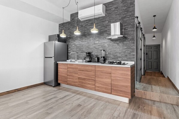 Réfrigérateur, micro-ondes, plaque de cuisson, cafetiÚre/bouilloire