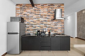 Réfrigérateur, micro-ondes, plaque de cuisson, cafetière/bouilloire