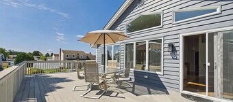 Charming 4-bedroom house in Eastward Look only a short walk to the beach!