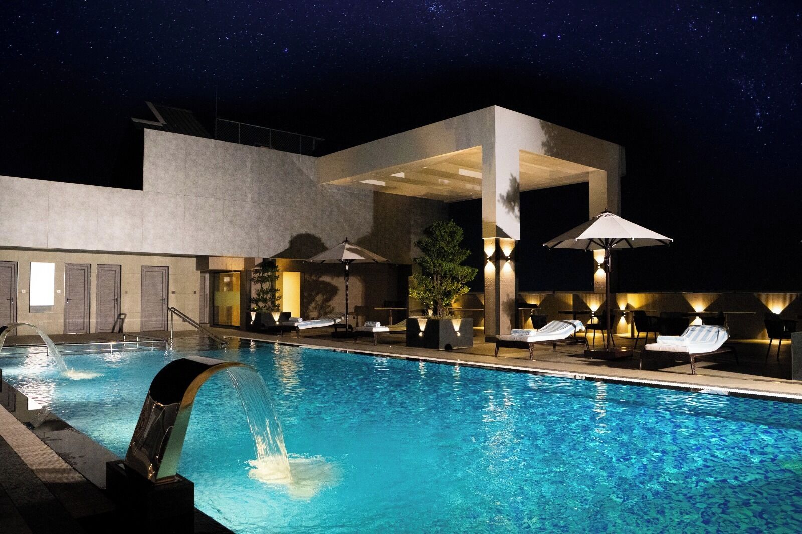 Una piscina al aire libre