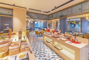 Bữa sáng buffet hàng ngày với phụ phí nhỏ 