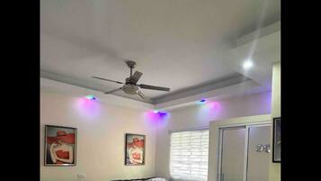 BĂŒgeleisen/BĂŒgelbrett, Internetzugang, BettwĂ€sche