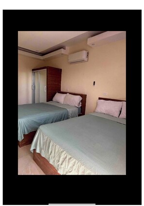 مكواة/لوح كي وخدمة الإنترنت وملاءات أسرّة