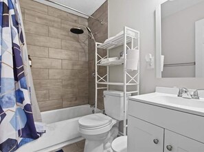 Séchoir à cheveux, serviettes fournies, savon, shampooing