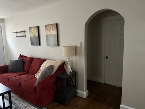 TV - NEW Amazing 3-bedroom 2 bath house in Kirtland Sleeps 8- RV/Camper/Boat Parking (Kirtland)