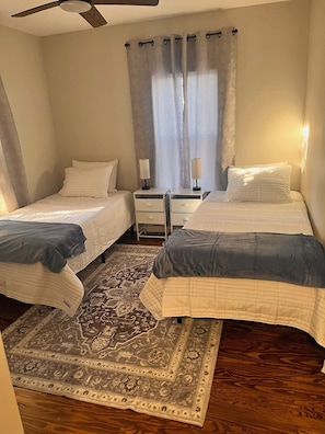 3 bedrooms, iron/ironing board, WiFi, bed sheets - NEW Amazing 3-bedroom 2 bath house in Kirtland Sleeps 8- RV/Camper/Boat Parking (Kirtland)