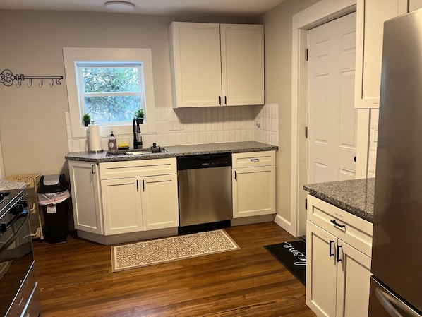 Microwave, stovetop, dishwasher - NEW Amazing 3-bedroom 2 bath house in Kirtland Sleeps 8- RV/Camper/Boat Parking (Kirtland)