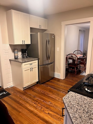 Microwave, stovetop, dishwasher - NEW Amazing 3-bedroom 2 bath house in Kirtland Sleeps 8- RV/Camper/Boat Parking (Kirtland)