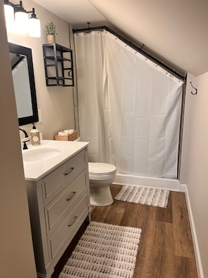 Hair dryer, towels - NEW Amazing 3-bedroom 2 bath house in Kirtland Sleeps 8- RV/Camper/Boat Parking (Kirtland)