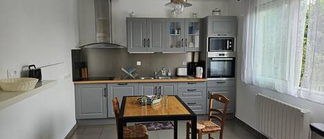 Jääkaappi, mikroaaltouuni, uuni, astianpesukone