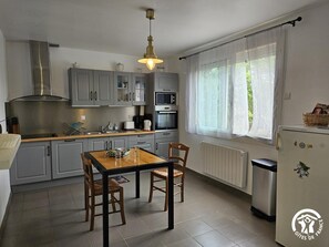 Kjøleskap, mikrobølgeovn, ovn og oppvaskmaskin