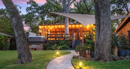 Lakefront Bungalow Retreat - HotTub, Lakeside Pub Loaded w/ Games & Kayaks