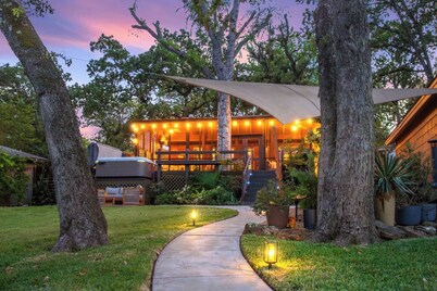 Lakefront Bungalow Retreat - HotTub, Lakeside Pub Loaded w/ Games & Kayaks