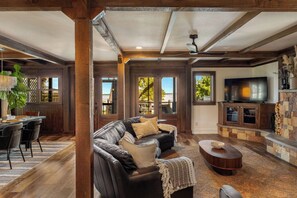 Älytelevisio, takka, pöytätennispöytä, stereot