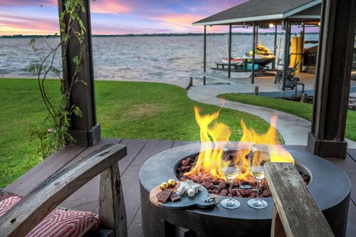 Lakefront Bungalow Retreat - HotTub, Lakeside Pub Loaded w/ Games & Kayaks