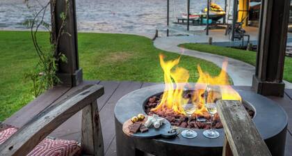 Lakefront Bungalow Retreat - HotTub, Lakeside Pub Loaded w/ Games & Kayaks