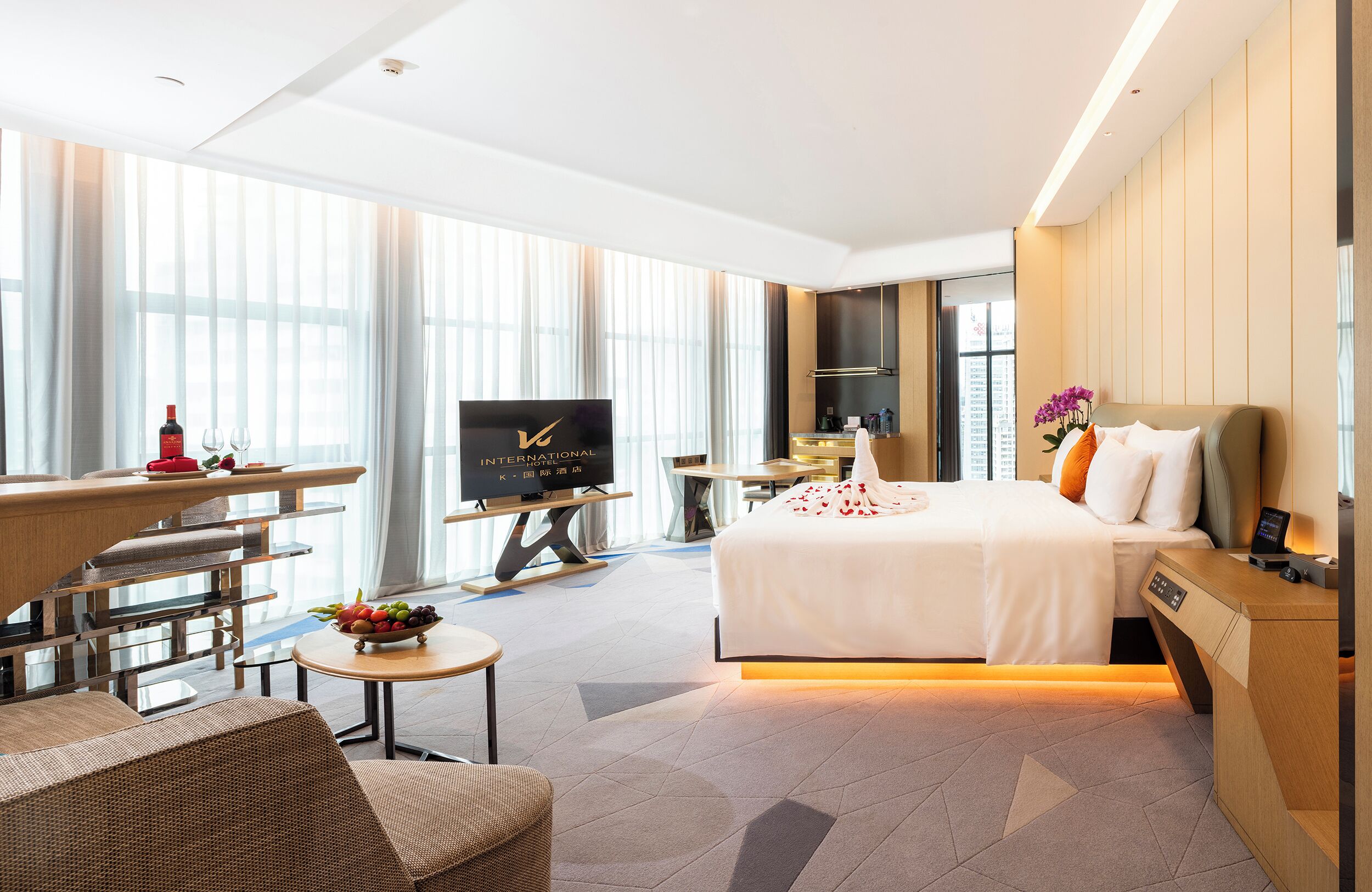 Ropa de cama de alta calidad, cubrecamas y minibar 