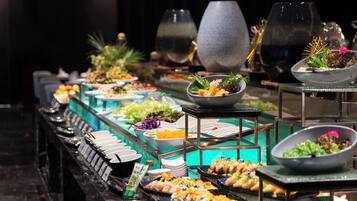 Free daily buffet breakfast