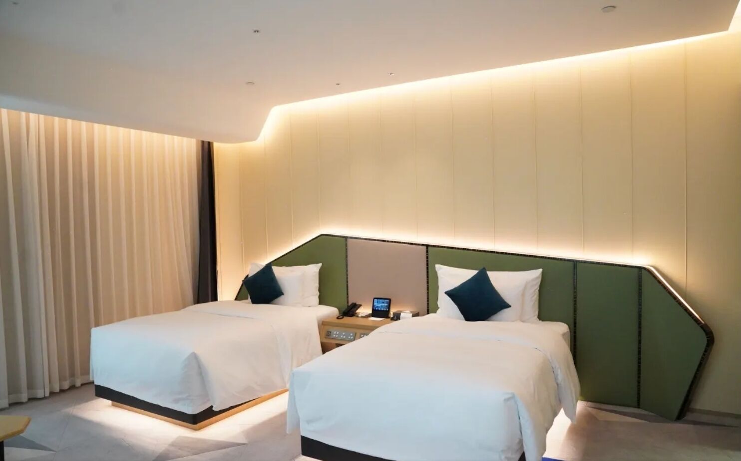 Ropa de cama de alta calidad, cubrecamas y minibar 