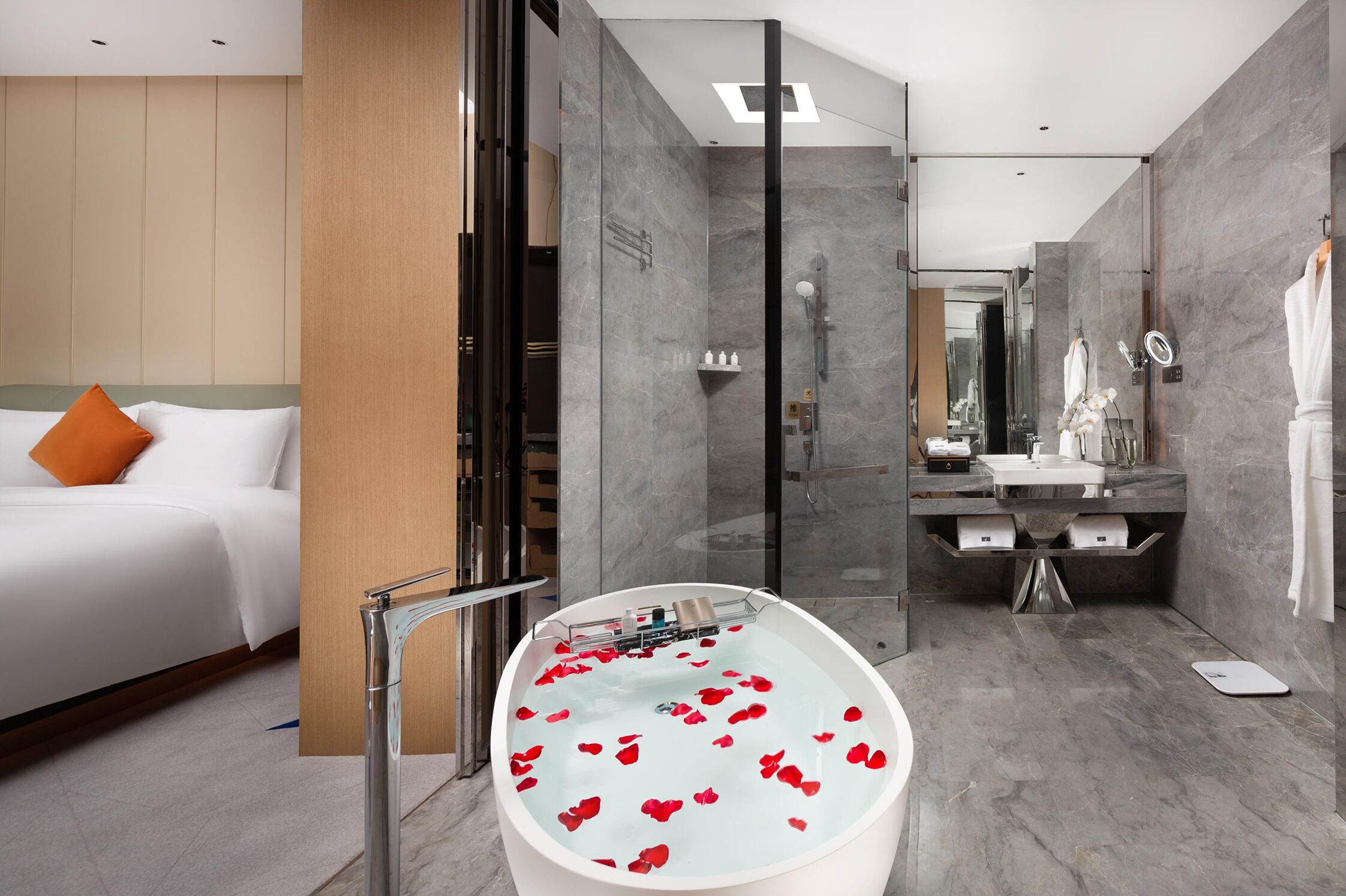 Superior Room | Bathroom | Free toiletries, hair dryer, bathrobes, slippers