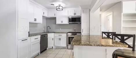 Microondas, horno, parrilla de estufa y lavavajillas