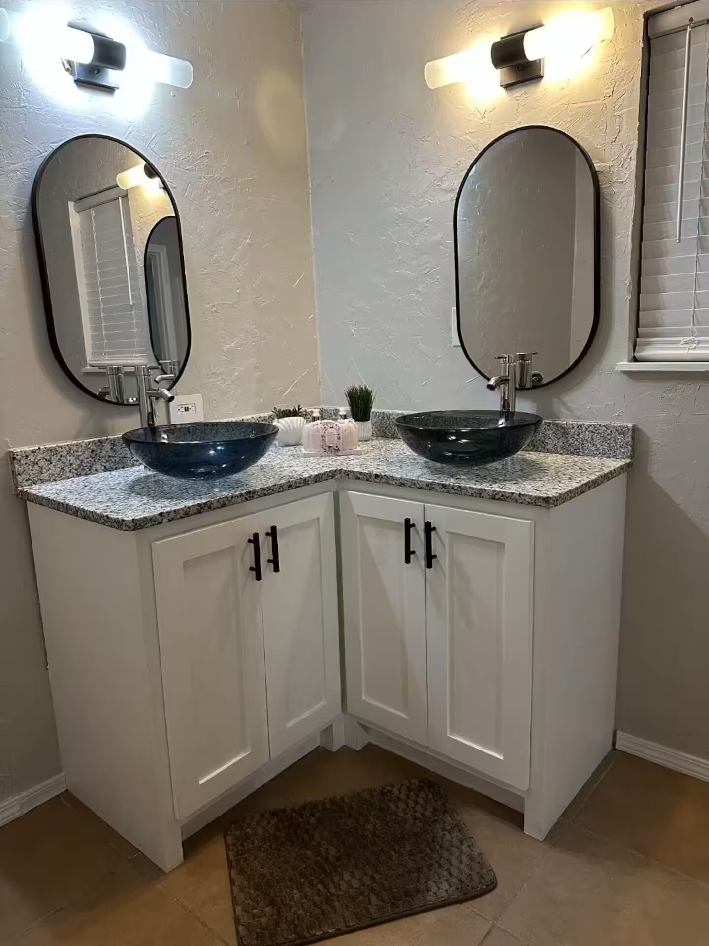 Regadera, toallas, jabón, papel de baño 