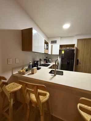 Micro-ondes, four, plaque de cuisson