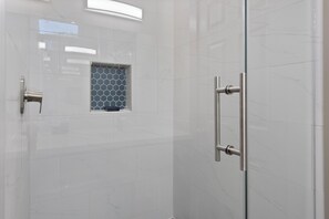 Dusche, Handtücher, Seife, Shampoo