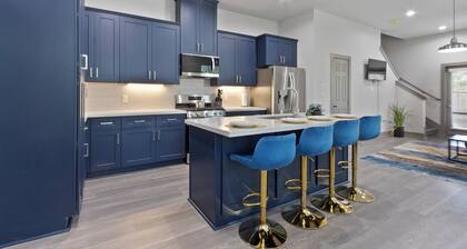 Gorgeous 3BR Home w/Private Yard & Garage