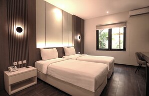 Habitació amb dos llits individuals superior | Escriptori, espai de treball apte per a portàtils i wifi gratuïta 