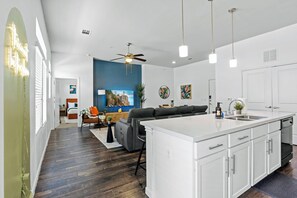 Interior - Modern 2-Bedroom apartment Near Downtown & Airport. Access to Pool + Gym (Austin)