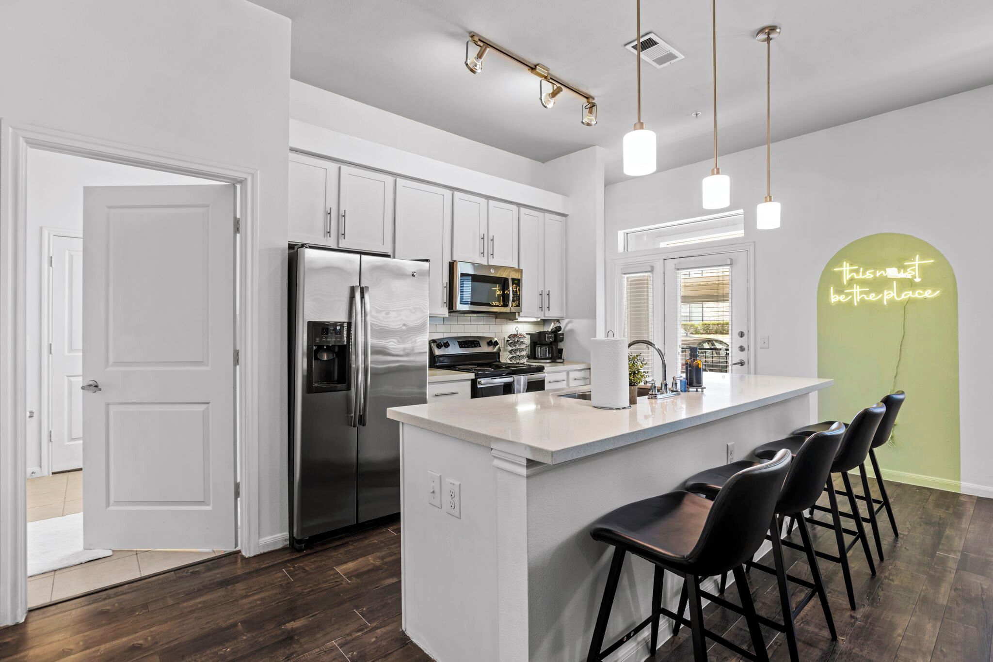 Kjøleskap, mikrobølgeovn, ovn og kokeplater