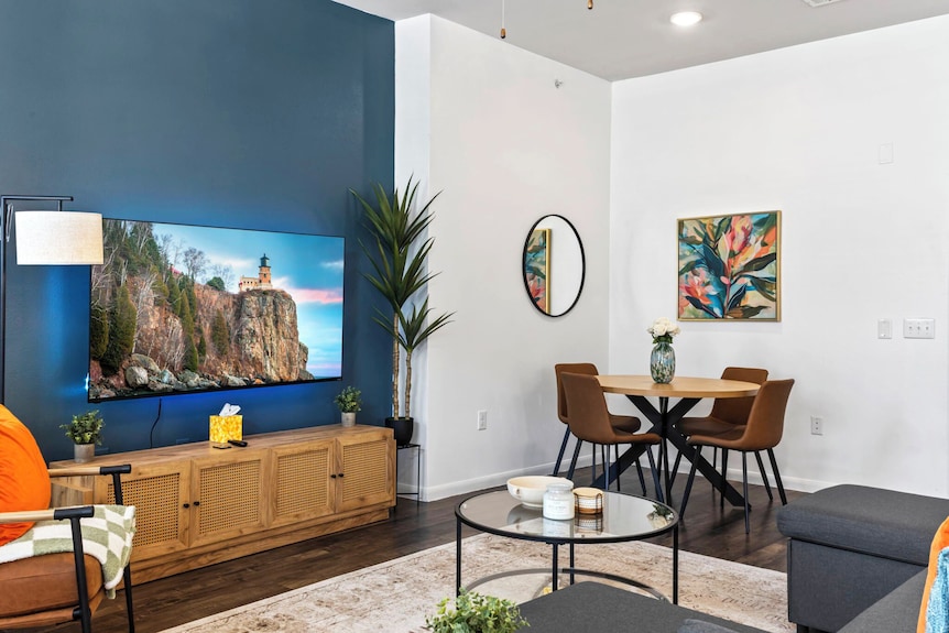 Modern 2-bedroom Apartment Near Downtown & Airport. Access To Pool + Gym - Montopolis - Austin